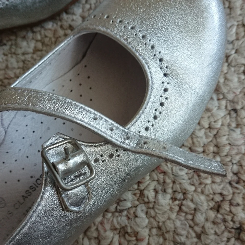 Children's Classics Silver Leather Mary Jane Shoes size 10